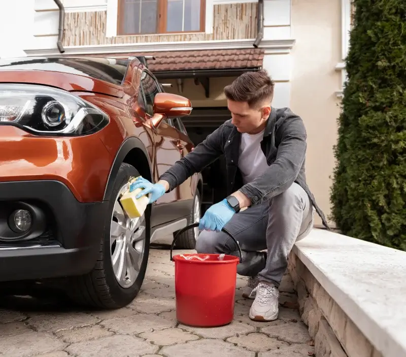 Lavage auto à domicile Vigueron : professionnel intervenant sur un véhicule